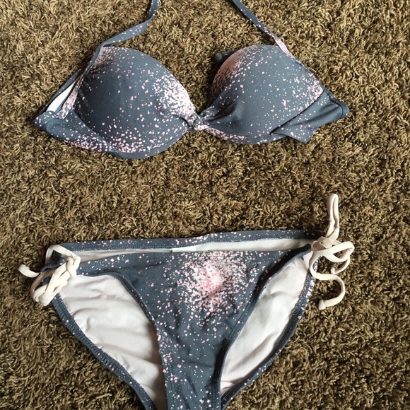 Bikini - Picture 2 of 3